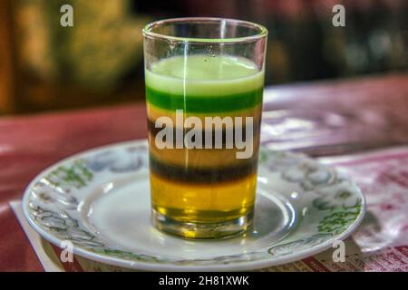 Siebenfarbtee oder Siebenschichttee ist ein bekanntes Heißgetränk von Srimangal, der Teehauptstadt von Bangladesch Stockfoto