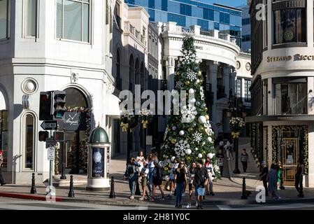 Beverly Hills, CA USA - 25. November 2021: Weihnachtsbaum und Dekoration auf dem Rodeo Drive, wo er auf zwei Rodeo Drive trifft Stockfoto