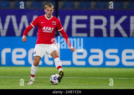 EINDHOVEN, NIEDERLANDE - 26. NOVEMBER: Thijs Oosting von AZ U23 läuft mit dem Ball während des niederländischen Keukenkampioendivisie-Spiels zwischen dem FC Eindhoven und Jong AZ Alkmaar im Jan Louwers Stadion am 26. November 2021 in Eindhoven, Niederlande (Foto: Joris Verwijst/Orange Picics) Credit: Orange Pics BV/Alamy Live News Stockfoto