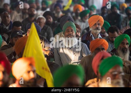 Neu-Delhi, Indien. 26th. November 2021. Die Bauern versammeln sich zum ersten Jahrestag gegen das umstrittene Agrargesetz an der Grenze zu Singhu. (Bild: © Vijay Pandey/ZUMA Press Wire) Bild: ZUMA Press, Inc./Alamy Live News Stockfoto