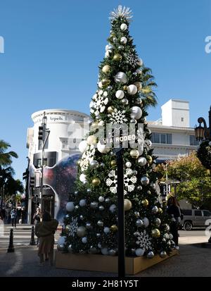 Beverly Hills, CA USA - 25. November 2021: Weihnachtsbaum auf dem Rodeo Drive in Beverly Hills Stockfoto