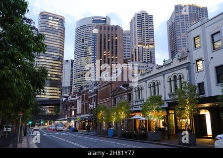 Ein Blick am Abend entlang der George Street, The Rocks, Sydney, New South Wales, Australien (November, L 2019, S. Stockfoto