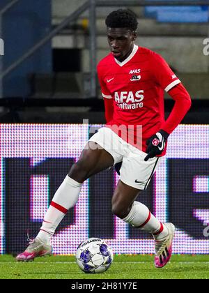 EINDHOVEN, NIEDERLANDE - 26. NOVEMBER: Ernest Poku von AZ U23 läuft mit dem Ball während des niederländischen Keukenkampioendivisie-Spiels zwischen dem FC Eindhoven und Jong AZ Alkmaar im Jan Louwers Stadion am 26. November 2021 in Eindhoven, Niederlande (Foto: Joris Verwijst/Orange Picics) Credit: Orange Pics BV/Alamy Live News Stockfoto