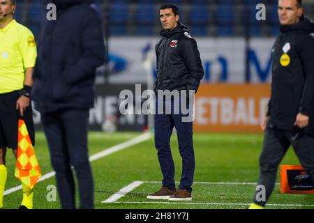 EINDHOVEN, NIEDERLANDE - 26. NOVEMBER: Headcoach Maarten Martens von AZ U23 schaut während des niederländischen Keukenkampioendivisie-Spiels zwischen dem FC Eindhoven und Jong AZ Alkmaar am 26. November 2021 im Jan Louwers Stadion in Eindhoven, Niederlande (Foto: Joris Verwijst/Orange Picics) Quelle: Orange Pics BV/Alamy Live News Stockfoto