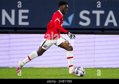 EINDHOVEN, NIEDERLANDE - 26. NOVEMBER: Ernest Poku von AZ U23 läuft mit dem Ball während des niederländischen Keukenkampioendivisie-Spiels zwischen dem FC Eindhoven und Jong AZ Alkmaar im Jan Louwers Stadion am 26. November 2021 in Eindhoven, Niederlande (Foto: Joris Verwijst/Orange Picics) Credit: Orange Pics BV/Alamy Live News Stockfoto