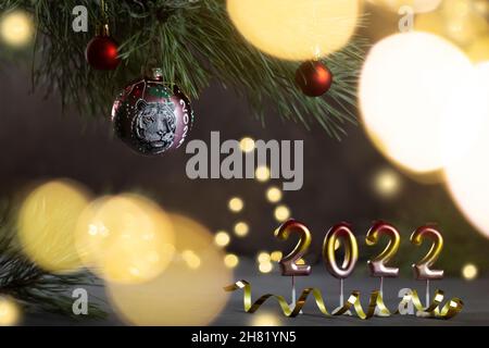 2022. Symbol des Jahres des Tigers nach dem chinesischen Mondkalender. Jahr des Tigers. Weihnachtshintergrund mit Weihnachtsdekorationen. Cop Stockfoto