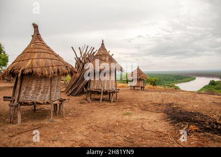 Erhöhte Lagerhütten zur Lagerung von Getreide des Karo-Stammes in Äthiopien Stockfoto