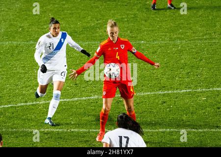 Llanelli, Großbritannien. 26. November 2021. Sophie ingle aus Wales während des Qualifikationsspiel zur WM der Frauen in Wales gegen Griechenland. Kredit: Gruffydd Thomas/Alamy Stockfoto