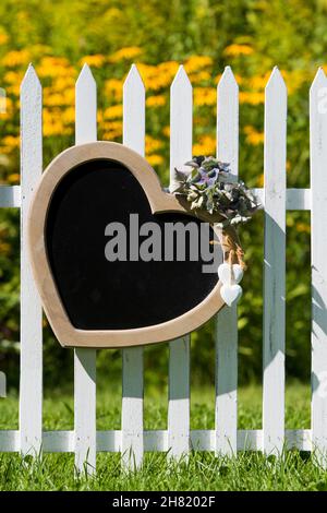 Herz auf einem hölzernen Gartenzaun Stockfoto