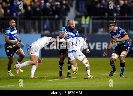 Tom Dunn von Bath Rugby wurde von Jack Yeandle von Exeter Chiefs (links) und Jack Nowell von Exeter Chiefs (rechts) während des Spiels der Gallagher Premiership am Recreation Ground in Bath angegangen. Bilddatum: Freitag, 26. November 2021. Siehe PA Story RUGBYU Bath. Bildnachweis sollte lauten: David Davies/PA Wire. EINSCHRÄNKUNGEN: Die Nutzung unterliegt Einschränkungen. Nur redaktionelle Verwendung, keine kommerzielle Nutzung ohne vorherige Zustimmung des Rechteinhabers. Stockfoto