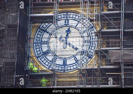 London, Großbritannien. 26th. November 2021. Die Mitarbeiter renovieren das Zifferblatt, da die Modernisierung von Big Ben fortgesetzt wird. Die Renovierung des Wahrzeichen wird voraussichtlich 2022 abgeschlossen sein. Stockfoto