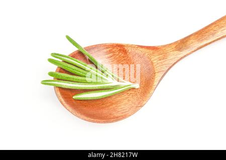 Zweig aus Rosmarin in Holzlöffel auf weißem Hintergrund Stockfoto