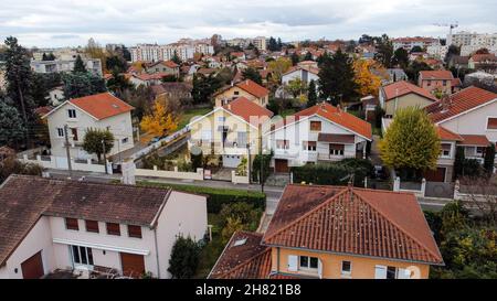 Wohnviertel, Fotografie von einer Drohne, Bron, AURA Region, Zentral-Ost-Frankreich ACHTUNG: SIEHE EINSCHRÄNKUNGEN Stockfoto