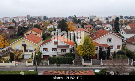 Wohnviertel, Fotografie von einer Drohne, Bron, AURA Region, Zentral-Ost-Frankreich ACHTUNG: SIEHE EINSCHRÄNKUNGEN Stockfoto