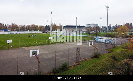 Stadion in einem Wohnviertel, Fotografie von einer Drohne, Bron, AURA Region, Zentral-Ost-Frankreich ACHTUNG: SIEHE EINSCHRÄNKUNGEN Stockfoto