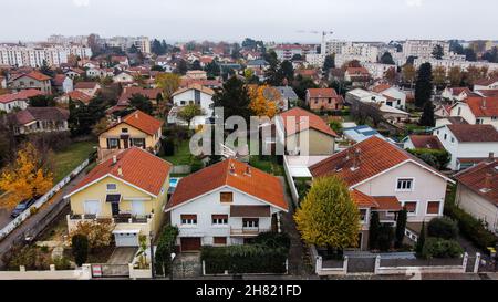Wohnviertel, Fotografie von einer Drohne, Bron, AURA Region, Zentral-Ost-Frankreich ACHTUNG: SIEHE EINSCHRÄNKUNGEN Stockfoto