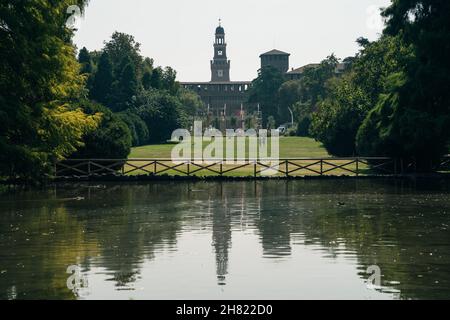 Mailand, Italien - NOV, 2021 die Basilika Sant'Ambrogio, eine der ältesten Kirchen. Hochwertige Fotos Stockfoto
