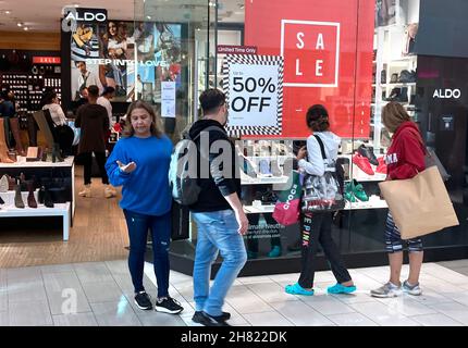 Orlando, USA. 26th. November 2021. Am Black Friday jagen die Käufer nach Schnäppchen. Es ist der symbolische Beginn der Weihnachtseinkäufe in der Florida Mall. Der Black Friday 2021 wird beim Einkaufen in den Geschäften voraussichtlich geschäftiger sein als im letzten Jahr. Kredit: SOPA Images Limited/Alamy Live Nachrichten Stockfoto