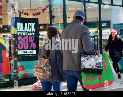 Orlando, USA. 26th. November 2021. Am Black Friday jagen die Käufer nach Schnäppchen. Es ist der symbolische Beginn der Weihnachtseinkäufe in der Florida Mall. Der Black Friday 2021 wird beim Einkaufen in den Geschäften voraussichtlich geschäftiger sein als im letzten Jahr. Kredit: SOPA Images Limited/Alamy Live Nachrichten Stockfoto