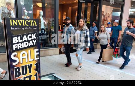 Orlando, USA. 26th. November 2021. Am Black Friday jagen die Käufer nach Schnäppchen. Es ist der symbolische Beginn der Weihnachtseinkäufe in der Florida Mall. Der Black Friday 2021 wird beim Einkaufen in den Geschäften voraussichtlich geschäftiger sein als im letzten Jahr. Kredit: SOPA Images Limited/Alamy Live Nachrichten Stockfoto