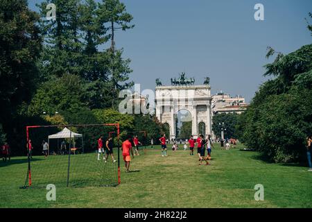 Mailand, Italien - nov, 2021 Fußball in der Nähe des Friedensbogens im Sempione Park. Hochwertige Fotos Stockfoto