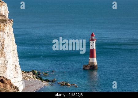 Ein Blick auf den Leuchtturm von Beachy Head an einem sonnigen Novembertag Stockfoto