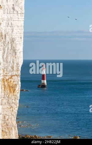 Ein Blick auf den Leuchtturm von Beachy Head an einem sonnigen Novembertag Stockfoto