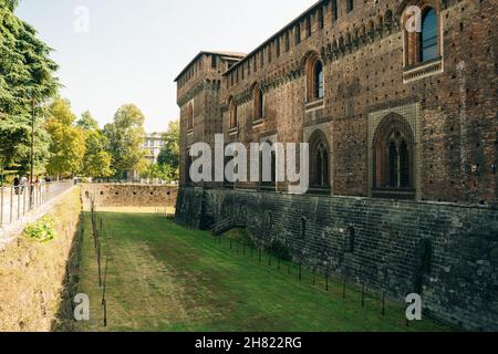 Mailand, Italien - NOV, 2021 die Basilika Sant'Ambrogio, eine der ältesten Kirchen. Hochwertige Fotos Stockfoto