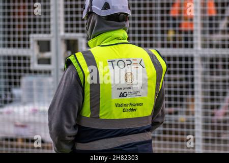 Topek Limited. Preston's Crystal House ist das am wenigsten beliebte Bauwerk der Stadt. Die Verkleidung des Gebäudes, das auf dem Gelände des ehemaligen Rathauses errichtet wurde, wird zur Erhöhung der Brandsicherheit geändert. Nach der Katastrophe von Grenfell wurde das 12-stöckige Gebäude zum zweiten Hochhaus im Stadtzentrum, dessen Verkleidung ersetzt wurde. Vladimr Pisarence Cladder; Bauunternehmen für Verkleidungen Stockfoto