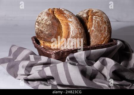 Frisch und warm gemischtes deutsches Weizenbrot im Korb Stockfoto