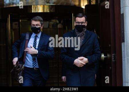 London, Großbritannien. 26th. November 2021. Der polnische Premierminister Mateusz Morawiecki (r) verlässt die Fernsehstudios. Morawiecki hatte zuvor an einem Treffen mit dem britischen Premierminister Boris Johnson in der Downing Street 10 teilgenommen. Kredit: Mark Kerrison/Alamy Live Nachrichten Stockfoto