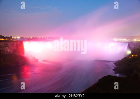 Niagara-Fälle bei Nacht Stockfoto