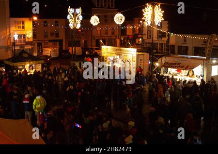 Macroom, Irland. 26th. November 2021. Freitag, 26. November Macroom, Co. Cork Irland; als die Festtage näher rückt, versammelten sich die Menschen von Macroom um die hundert, um die Weihnachtsbeleuchtung der Stadt zu sehen. Standbesitzer verkauften auch Pizzen und Studenten der McEgan College Secondary School in der Stadt verkauften Kuchen aus ihrem Mini-Geschäft. Kredit: Evan Doak/Alamy Live Nachrichten Stockfoto