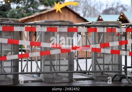 Erfurt, Deutschland. 25th. November 2021. Am Erfurter Weihnachtsmarkt, der am 23 Novermer eröffnet wurde und am 24. November geschlossen werden musste, herrscht Leere. Thüringen verzeichnet am zweiten Tag in Folge eine Rekordzahl neuer Corona-Infektionen. Quelle: Martin Schutt/dpa-Zentralbild/ZB/dpa/Alamy Live News Stockfoto