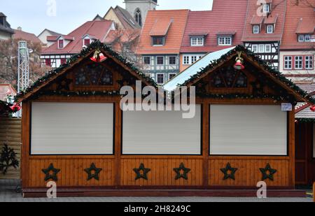 Erfurt, Deutschland. 25th. November 2021. Am Erfurter Weihnachtsmarkt, der am 23 Novermer eröffnet wurde und am 24. November geschlossen werden musste, herrscht Leere. Thüringen verzeichnet am zweiten Tag in Folge eine Rekordzahl neuer Corona-Infektionen. Quelle: Martin Schutt/dpa-Zentralbild/ZB/dpa/Alamy Live News Stockfoto