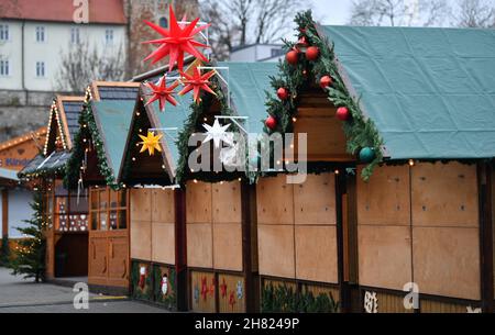 Erfurt, Deutschland. 25th. November 2021. Am Erfurter Weihnachtsmarkt, der am 23 Novermer eröffnet wurde und am 24. November geschlossen werden musste, herrscht Leere. Thüringen verzeichnet am zweiten Tag in Folge eine Rekordzahl neuer Corona-Infektionen. Quelle: Martin Schutt/dpa-Zentralbild/ZB/dpa/Alamy Live News Stockfoto