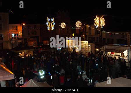 Macroom, Irland. 26th. November 2021. Freitag, 26. November Macroom, Co. Cork Irland; als die Festtage näher rückt, versammelten sich die Menschen von Macroom um die hundert, um die Weihnachtsbeleuchtung der Stadt zu sehen. Standbesitzer verkauften auch Pizzen und Studenten der McEgan College Secondary School in der Stadt verkauften Kuchen aus ihrem Mini-Geschäft. Kredit: Evan Doak/Alamy Live Nachrichten Stockfoto