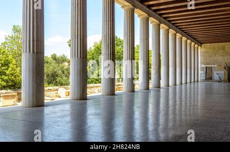 Perspektive der klassischen Gebäudesäulen im antiken Agora, Athen, Griechenland. Panorama in der Stoa von Attalos, Wahrzeichen von Athen. Historische Architektur Stockfoto
