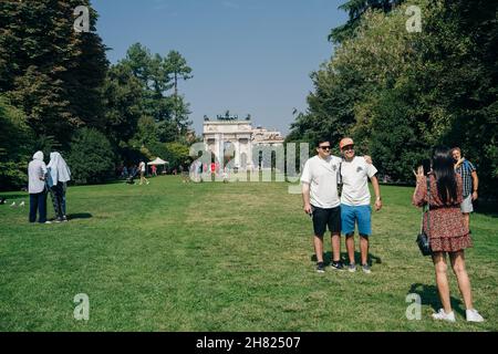 Mailand, Italien - nov, 2021 Tourist in der Nähe des Friedensbogens im Sempione Park. Hochwertige Fotos Stockfoto