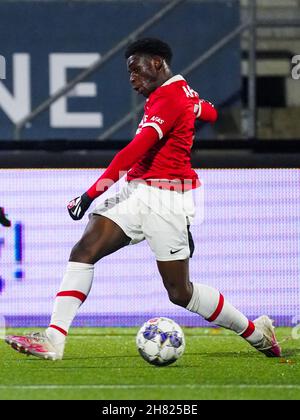 EINDHOVEN, NIEDERLANDE - 26. NOVEMBER: Ernest Poku von AZ U23 läuft mit dem Ball während des niederländischen Keukenkampioendivisie-Spiels zwischen dem FC Eindhoven und Jong AZ Alkmaar im Jan Louwers Stadion am 26. November 2021 in Eindhoven, Niederlande (Foto: Joris Verwijst/Orange Picics) Credit: Orange Pics BV/Alamy Live News Stockfoto