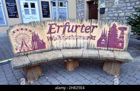 Erfurt, Deutschland. 25th. November 2021. Am Erfurter Weihnachtsmarkt, der am 23 Novermer eröffnet wurde und am 24. November geschlossen werden musste, herrscht Leere. Thüringen verzeichnet am zweiten Tag in Folge eine Rekordzahl neuer Corona-Infektionen. Quelle: Martin Schutt/dpa-Zentralbild/ZB/dpa/Alamy Live News Stockfoto