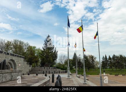 Marasesti, Rumänien-2. Mai 2021: Die drei Masten mit den Flaggen Rumäniens und der Europäischen Union, auf dem blauen Hintergrund des Himmels, die sich befinden Stockfoto