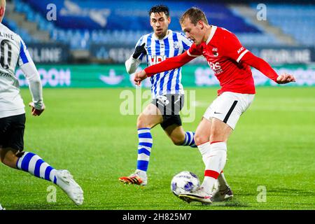 EINDHOVEN, NIEDERLANDE - 26. NOVEMBER: Barnabas Racz vom FC Eindhoven und Thijs Oosting von AZ U23 während des niederländischen Keukenkampioendivisie-Spiels zwischen dem FC Eindhoven und Jong AZ Alkmaar im Jan Louwers Stadion am 26. November 2021 in Eindhoven, Niederlande (Foto: Joris Verwijst/Orange Picics) Credit: Orange Pics BV/Alamy Live News Stockfoto