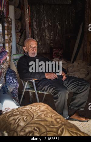 Amman, Jordanien - Oktober 06 2021: Markt in der Innenstadt in der Hauptstadt Amman ist der alte Mann sein Textilgeschäft Stockfoto