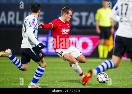 EINDHOVEN, NIEDERLANDE - 26. NOVEMBER: Barnabas Racz vom FC Eindhoven kämpft mit Thijs Oosting von AZ U23 während des niederländischen Keukenkampioendivisie-Spiels zwischen dem FC Eindhoven und Jong AZ Alkmaar im Jan Louwers Stadion am 26. November 2021 in Eindhoven, Niederlande (Foto: Joris Verwijst/Orange Picles) Quelle: Orange Pics BV/Alamy Live News Stockfoto