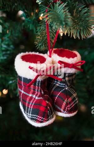 Bunte bezahlte Stiefel Weihnachtsschmuck auf Weihnachtsbaum Stockfoto