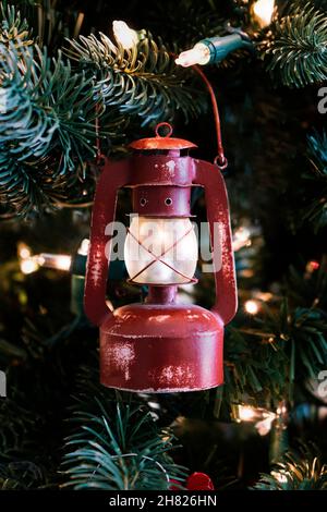 Retro Rot Weihnachtsschmuck auf Weihnachtsbaum Stockfoto