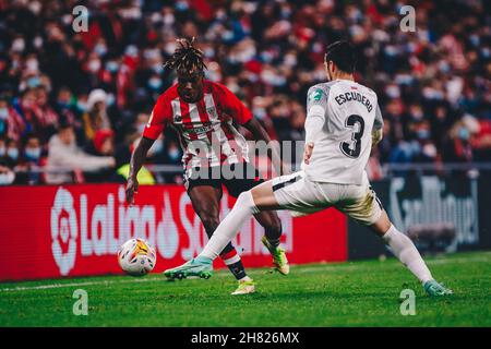 Bilbao, Baskenland, Spanien. 26th. November 2021. NICHOLA WILLIAMS (30) vom Athletic Club versucht, während des Spiels der La Liga Week 15 zwischen Athletic Club und Granada CF im Stadion San Mames nach ESCUDERO (26) aus Granada zu dribbeln. Kredit: ZUMA Press, Inc./Alamy Live Nachrichten Stockfoto