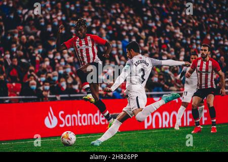 Bilbao, Baskenland, Spanien. 26th. November 2021. ESCUDERO (26) aus Granada versucht während des Spiels der La Liga Week 15 zwischen Athletic Club und Granada CF im Stadion San Mames den Ball zu schießen. Kredit: ZUMA Press, Inc./Alamy Live Nachrichten Stockfoto