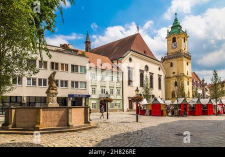 Franziskanerplatz und das alte Rathaus in Bratislava. Slowakei Stockfoto